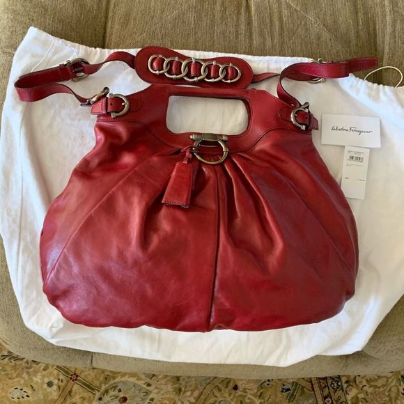 Salvatore Ferragamo Gancio Levante Red Hobo Tags - Picture 2 of 8